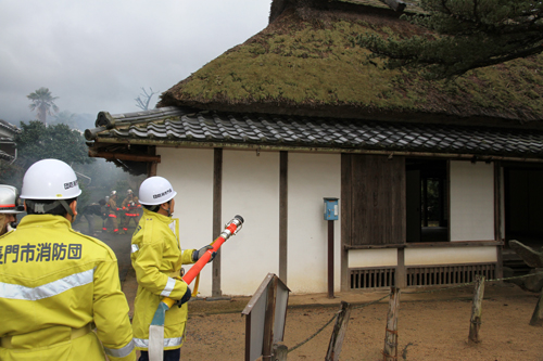 三隅山荘への消火活動を行う