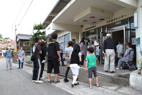 川尻漁村センターに避難する