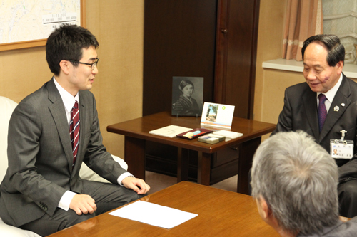 大西市長とこれからの仕事について話す