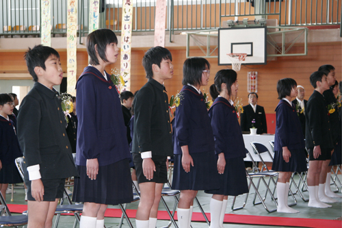 学校生活を思い浮かべながら歌う卒業生たち