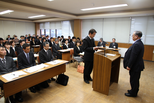 着任者を代表してあいさつを行う新江田明倫小学校校長