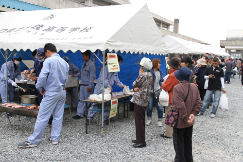 中庭のバザーでは焼きイカも販売