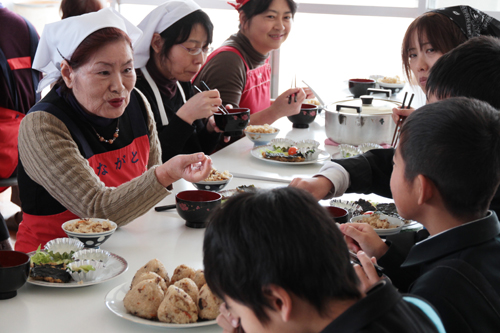 おいしい料理を食べながら会話もはずむ