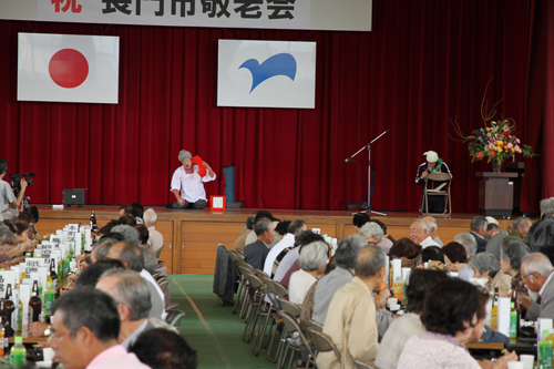 長門署署員による振り込み詐欺に注意を促す寸劇