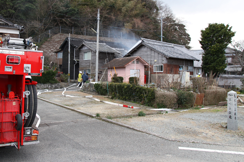 早川家住宅の倉庫から煙が上がる