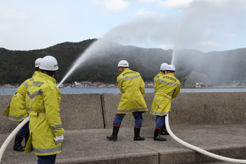 海に向かって一斉放水