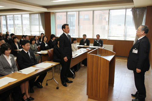 江原教育長に着任のあいさつをする大野向陽小学校校長