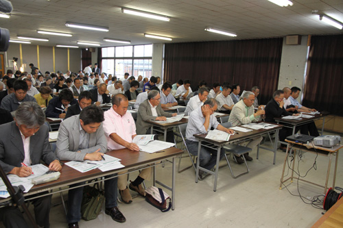 会場は満員に