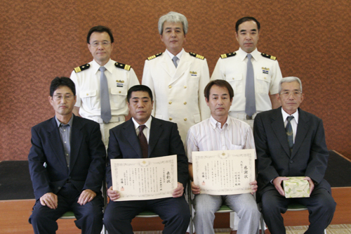 前列左から2番目が磯嶋会長、3番目が川村秀人さん