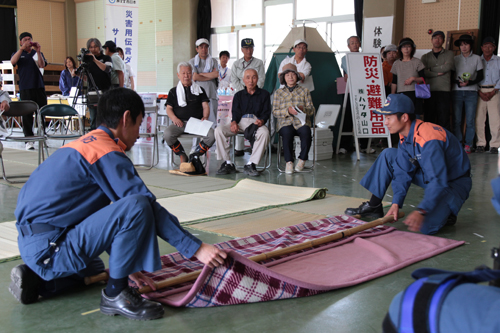 避難所で行われた即席担架の作り方指導