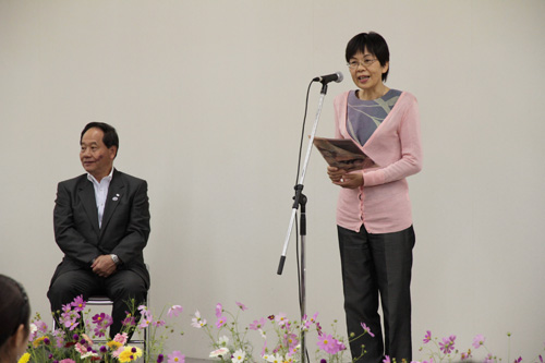 あいさつをする沖村恵子さん