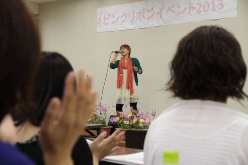 開場を盛り上げた新宅由貴子さん