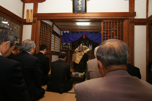 旅館関係者などが参加した住吉神社での神事