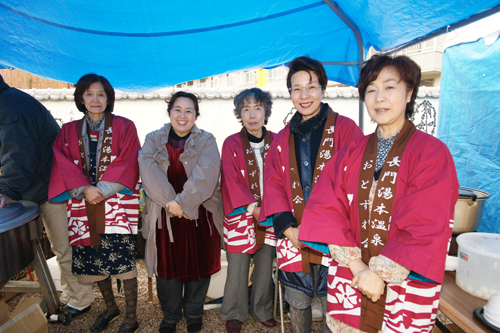 湯本温泉旅館の女将さんたちはぜんざいでおもてなし