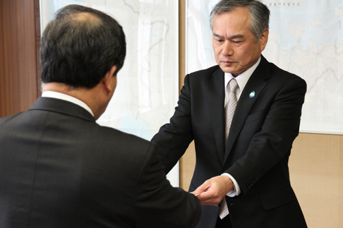 大西市長から辞令を受ける