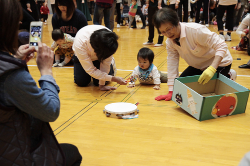 一生懸命ハイハイする子ども