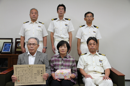 表彰された藤田さん夫婦と海上保安部幹部と記念撮影