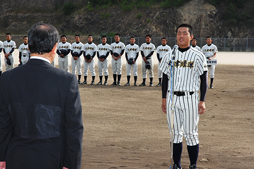選手宣誓は大津緑洋高校静間主将