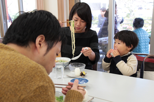 ラーメンを食べる家族