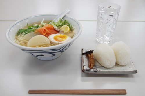 こだわり野菜の俵山ラーメン（左）とほたるファーム俵山のほっこり塩むすび（右）