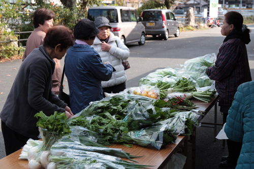 外では無農薬野菜と有機減農薬米の販売が行われた