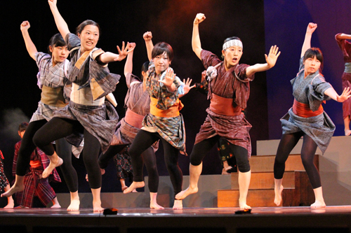 迫力のあるダンスを披露