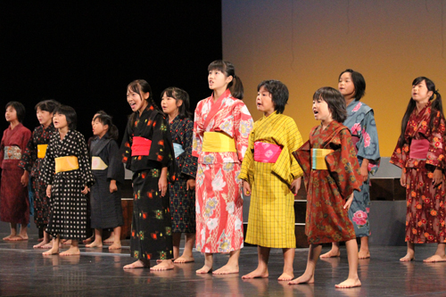 42人の市民劇団員も参加