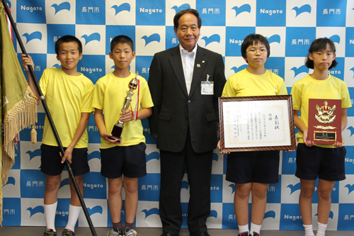 向陽小のメンバー。左から、河田くん、竹内くん、市長、村田さん、長澄さん