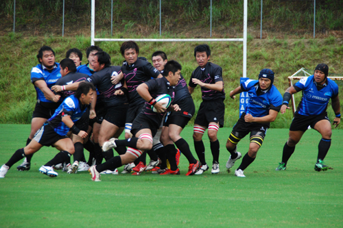 スクラムから飛び出す選手