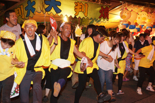 踊りに観光客も混じって