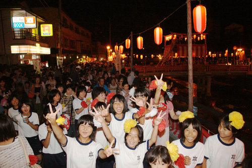 中学生も地元のイベントを盛り上げ