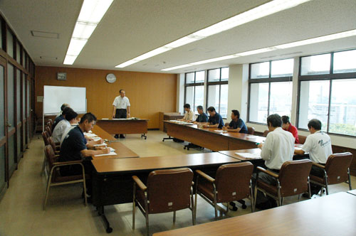 あいさつをする阿野副市長