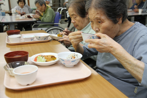 鯨肉の料理を食べる