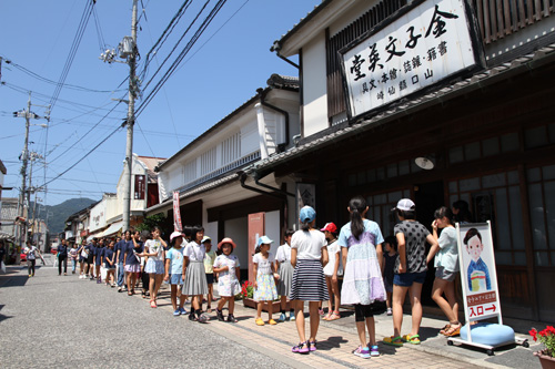 みすゞ少年少女合唱団の案内で金子みすゞ記念館へ