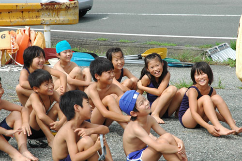 講師の話を聞く子どもたち