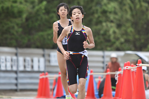 ゴール直前でトップを争う