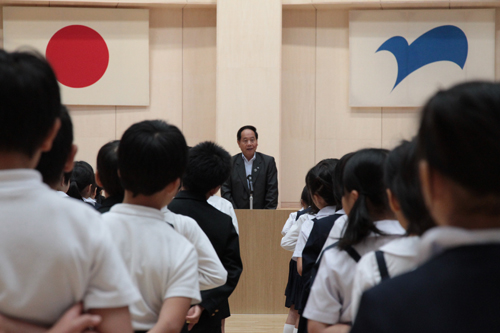 式であいさつをする大西市長