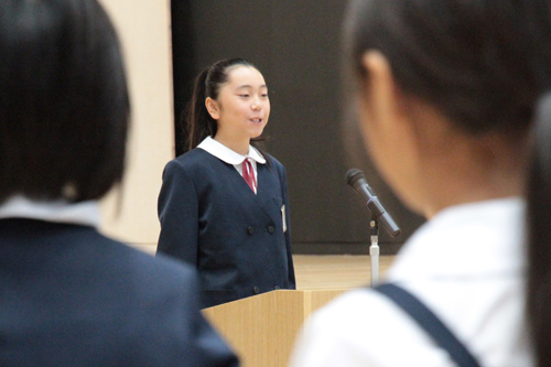 児童を代表してあいさつをする中嶋さん