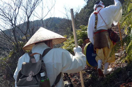 山伏になったつもりで登ります
