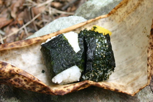 竹の皮で包まれたおにぎり