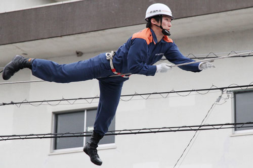 体でひとつロープを渡る