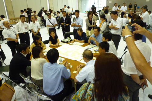 討論のようすを見学する全国から集まった参加者
