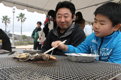 牡蛎は自分で焼いて食べる