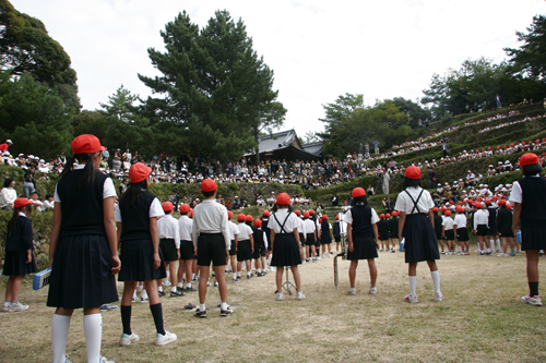 周囲にはたくさんの保護者も
