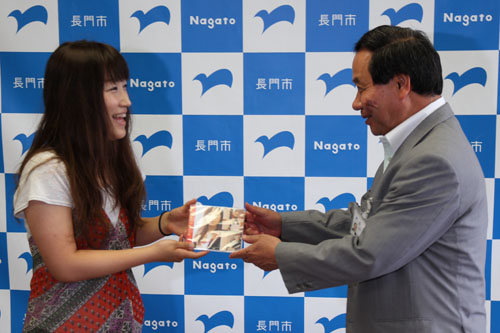 デビューシングルを手渡す新宅由貴子さん