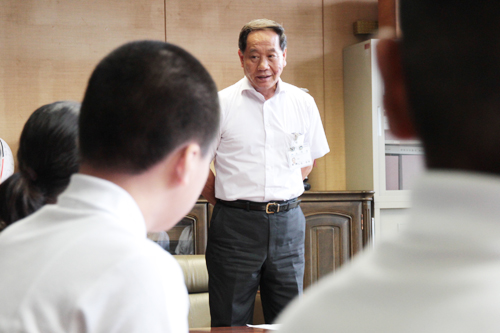 選手を激励する大西市長