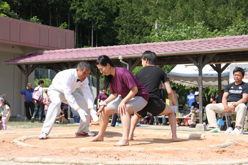 こちらは尻相撲。真剣な勝負が続いた