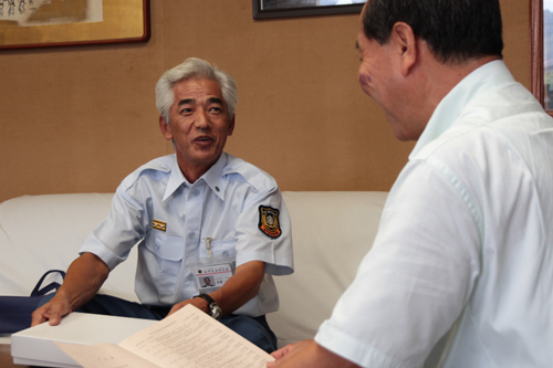 笑顔で受賞を報告する吉富課長