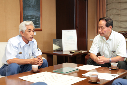 事業内容を大西市長に説明