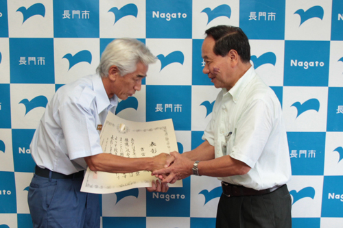 記念撮影後、握手を交わす